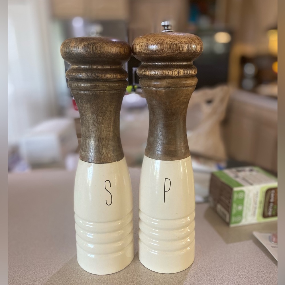 Mud Pie Salt and Pepper grinders, great used condition